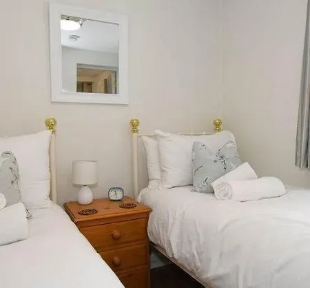 Ground Floor At The Lawns - Lovely Chic Ground Floor * Filey