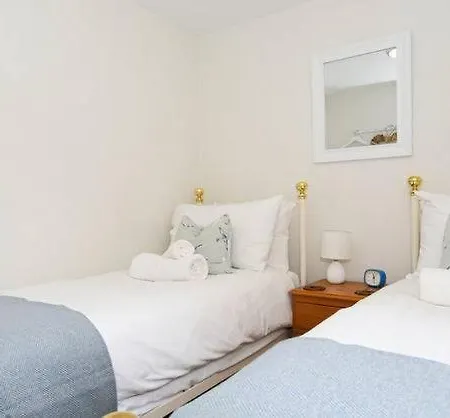 Ground Floor At The Lawns - Lovely Chic Ground Floor Apartment