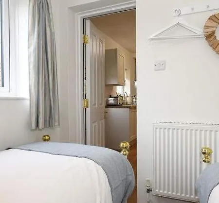 Ground Floor At The Lawns - Lovely Chic Ground Floor * Filey