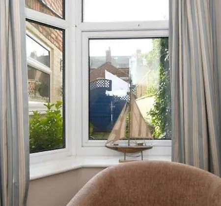 Ground Floor At The Lawns - Lovely Chic Ground Floor 펜션 *