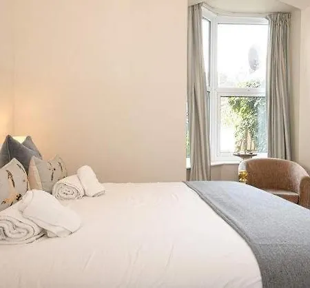 Ground Floor At The Lawns - Lovely Chic Ground Floor Appartement *