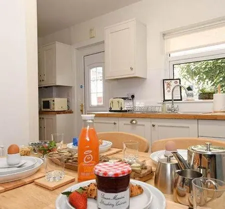 Ground Floor At The Lawns - Lovely Chic Ground Floor Appartement